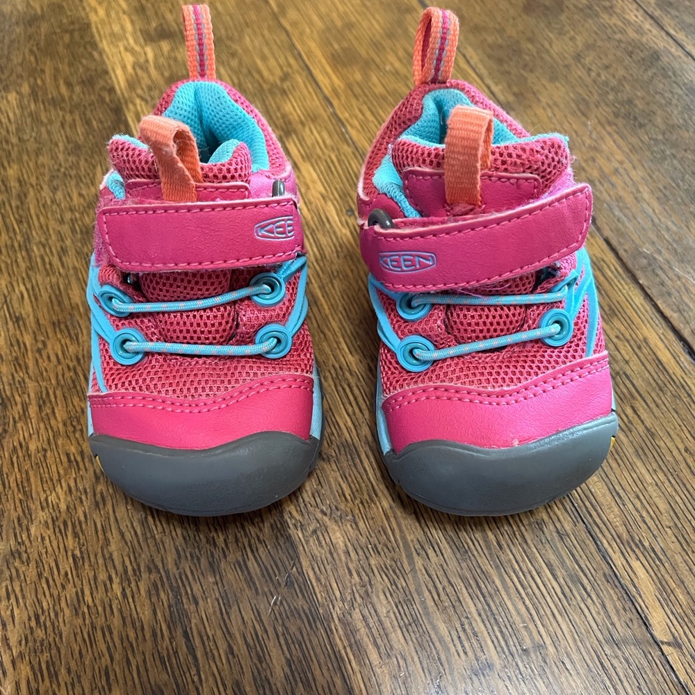 KEEN Size 4 Tennis Shoes